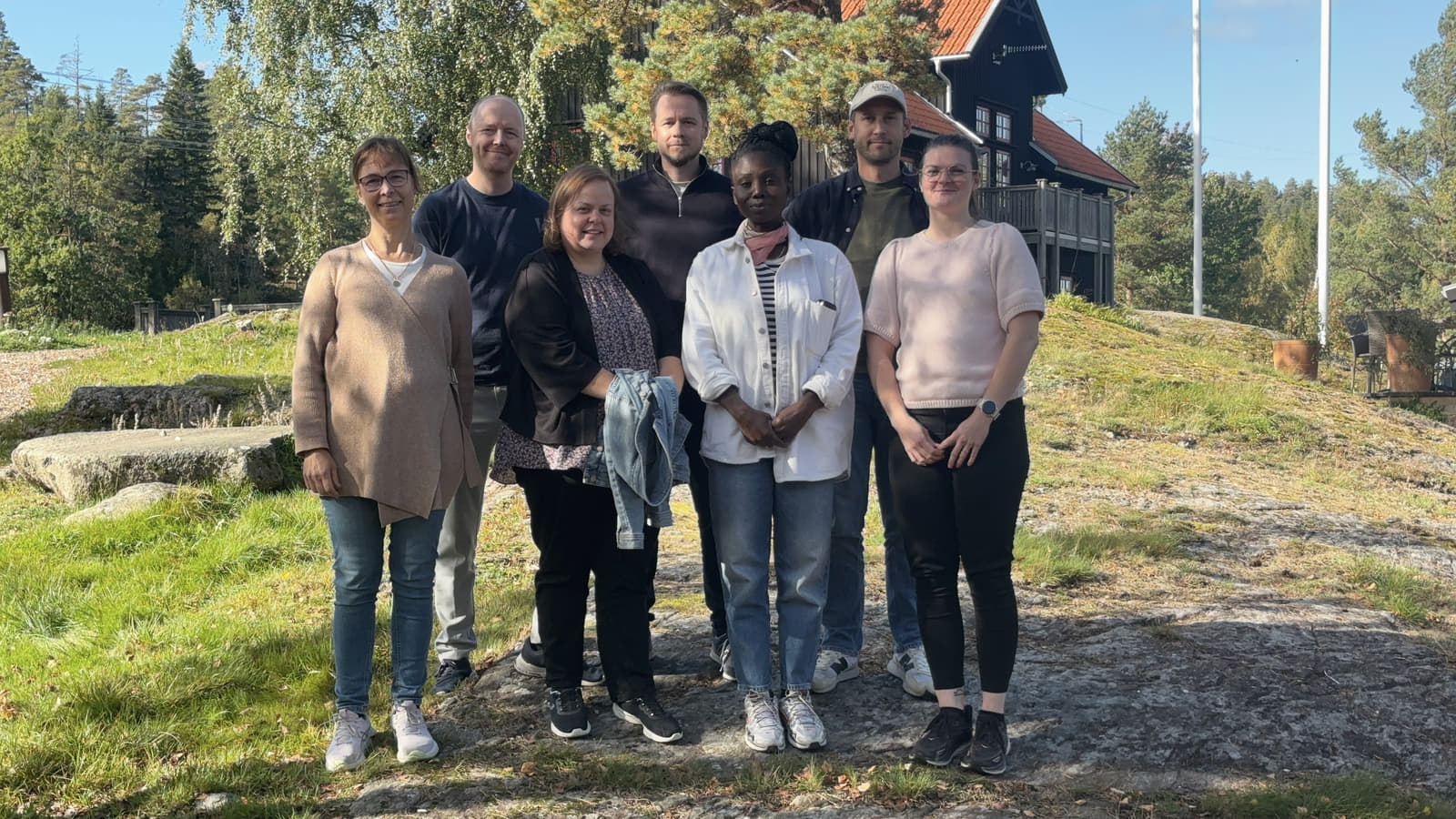 Anbud Direkts sju medarbetare på en berghäll i höstsol
